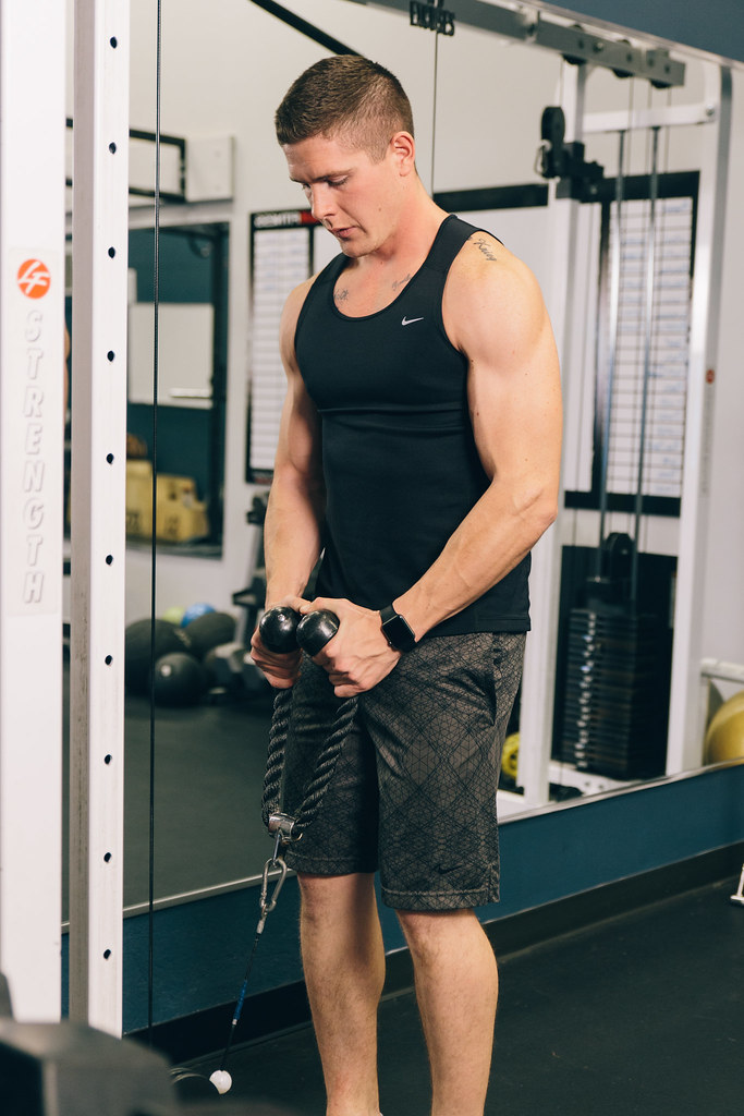 Rangée d'haltères et kettlebells sur un rack en acier